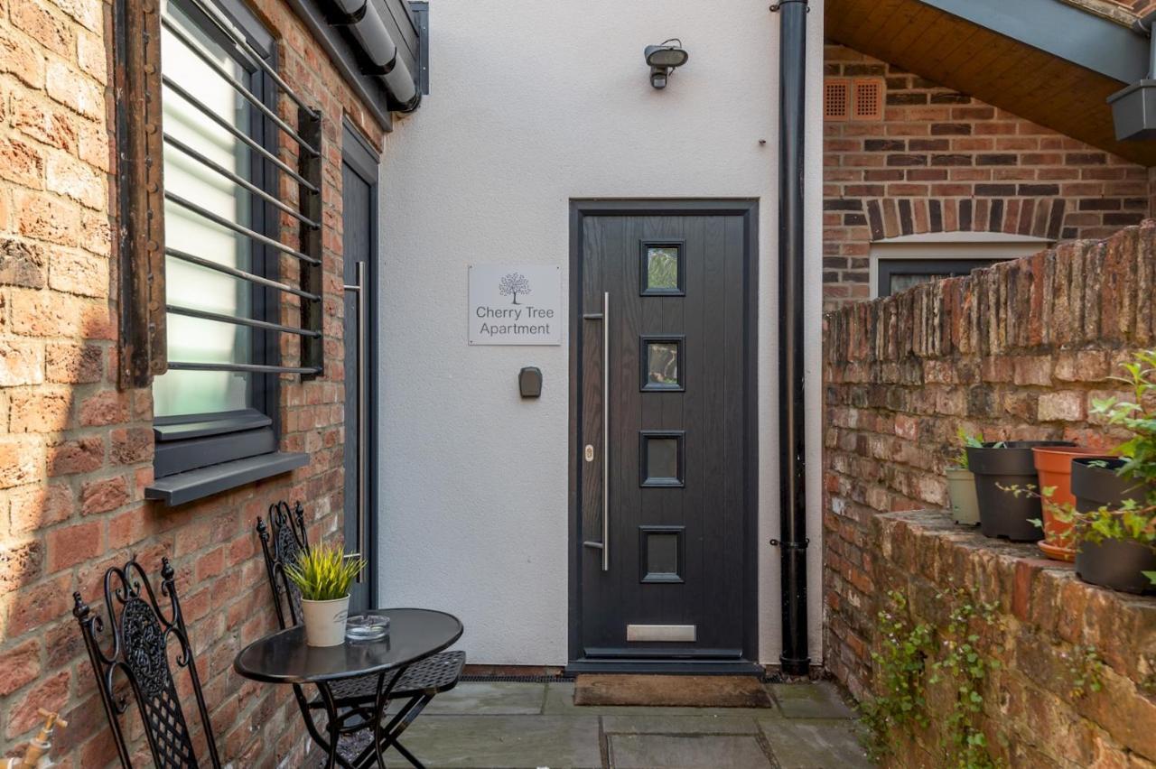 Modern Duplex Apt With 75 Inch Tv I Pass The Keys York Exteriör bild