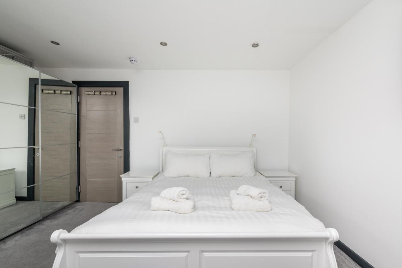Modern Duplex Apt With 75 Inch Tv I Pass The Keys York Exteriör bild
