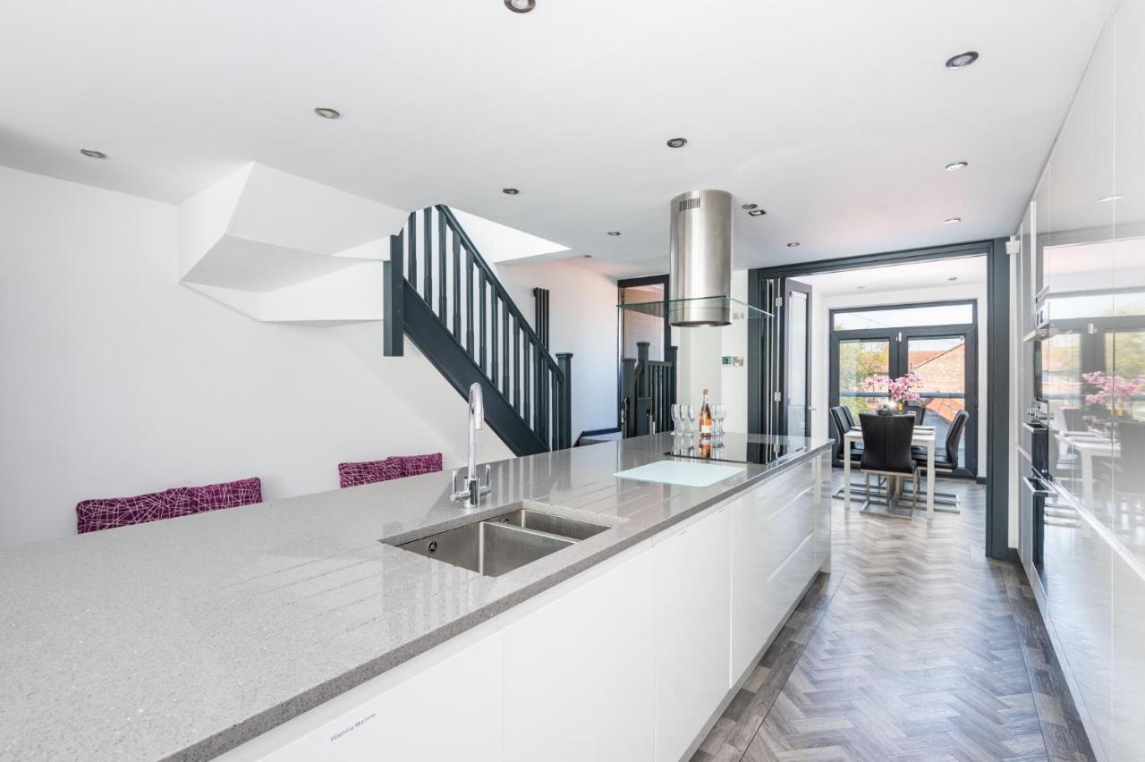 Modern Duplex Apt With 75 Inch Tv I Pass The Keys York Exteriör bild