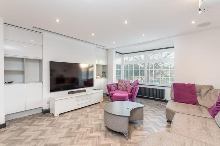 Modern Duplex Apt With 75 Inch Tv I Pass The Keys York Exteriör bild